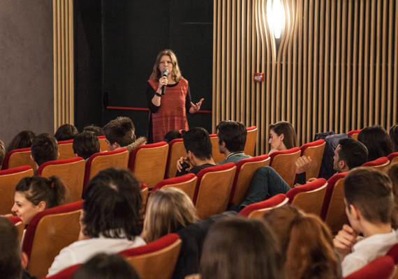 Programmi di formazione per introdurre migliaia di teenager rumeni al cinema