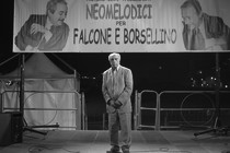 Franco Maresco signs his name to La mafia non è più quella di una volta, a new anthropological study of Sicily