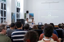 Sur l'île d'Evia, des représentants de plusieurs institutions dédiées au cinéma discutent des pratiques vertes à adopter et des manières de réduire l’impact environnemental des productions